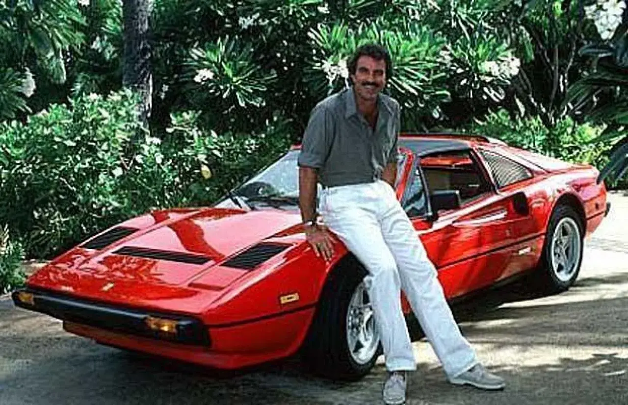 Magnum detektyw z hawajów obsada: Tom Selleck w czerwonym Ferrari, gotowy na kolejną przygodę.