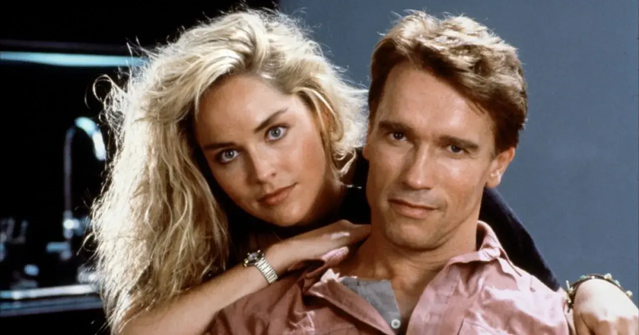 Sharon Stone i Arnold Schwarzenegger, gwiazdy filmu "Pamięć absolutna", w zbliżeniu.