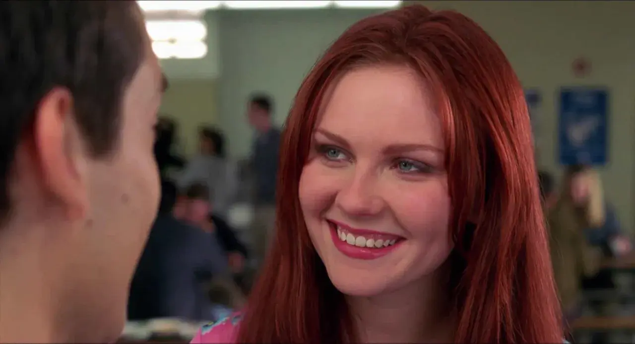 Mary Jane Watson, część obsady Niesamowitego Spider-Mana, uśmiecha się ciepło.