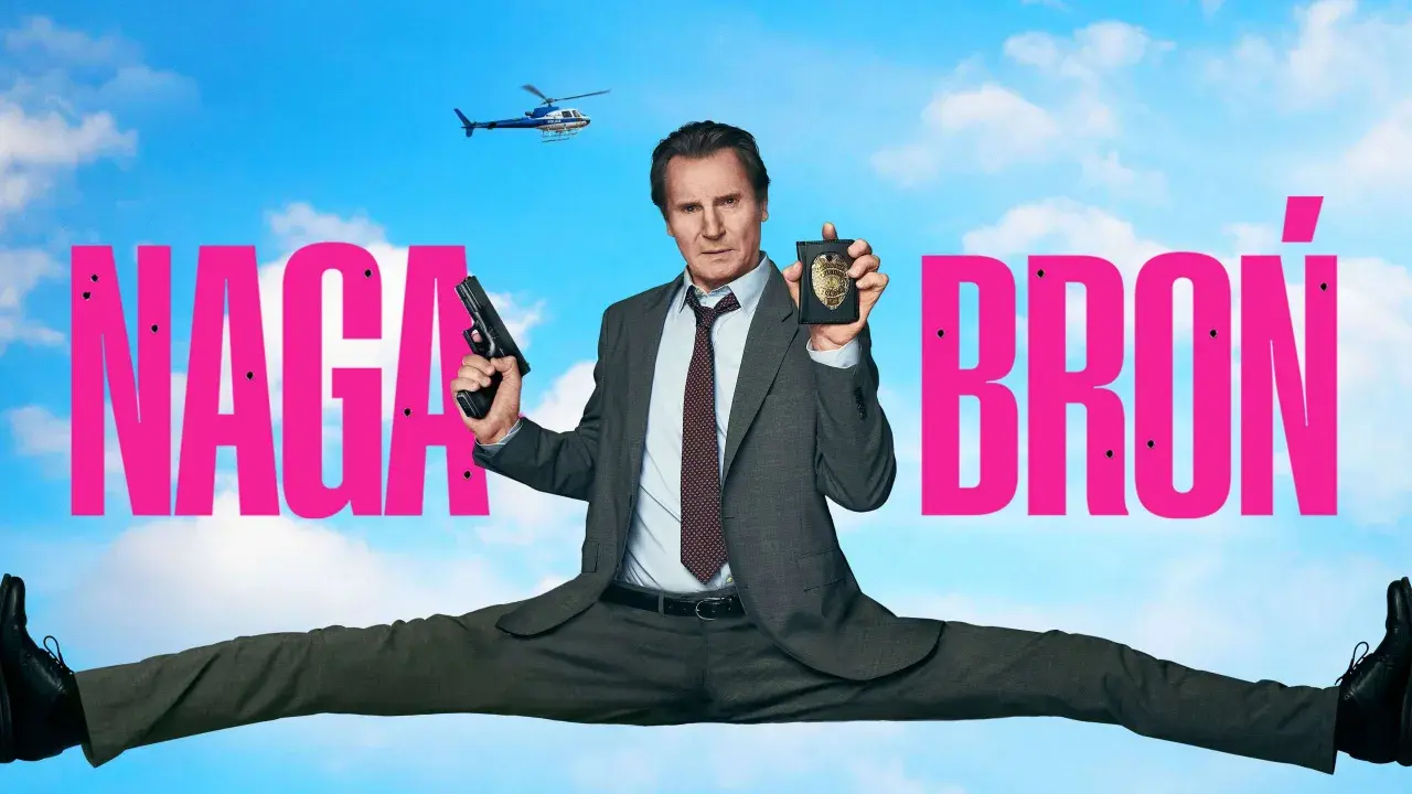 Liam Neeson w filmie "Naga broń" w akcji, z pistoletem i odznaką policyjną. W tle helikopter.