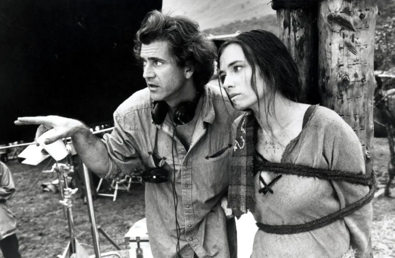 Mel Gibson reżyseruje scenę z Sophie Marceau na planie "Braveheart. Waleczne serce". Obsada i ekipa pracują nad filmem.