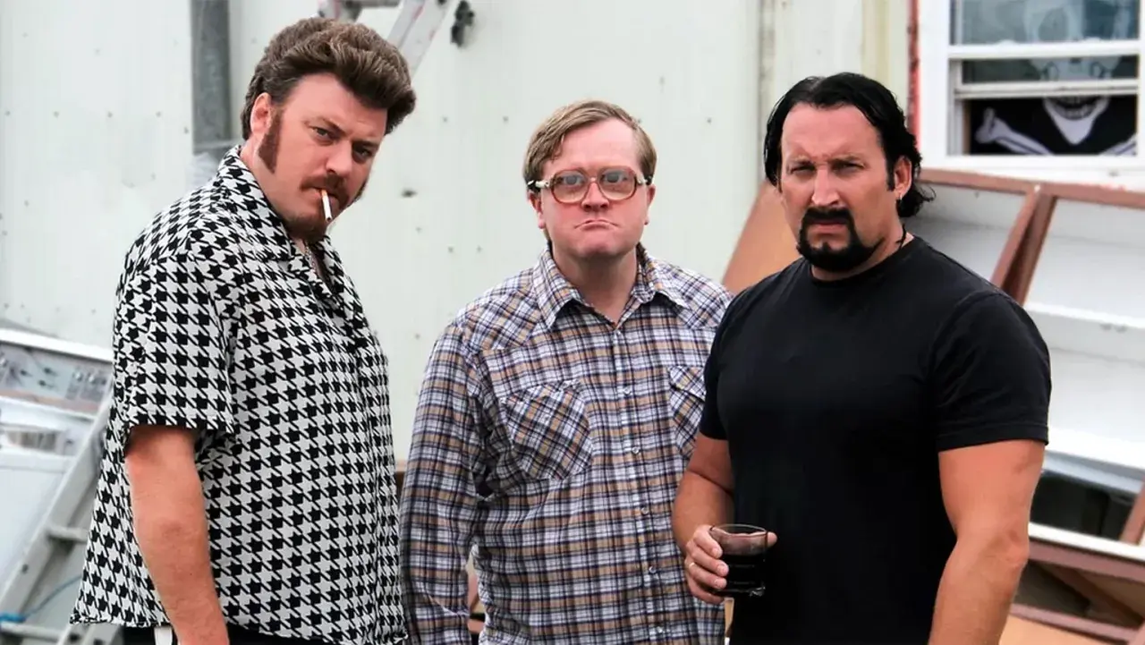 Chłopaki z baraków obsada: Ricky z papierosem, Bubbles w okularach i Julian z drinkiem.