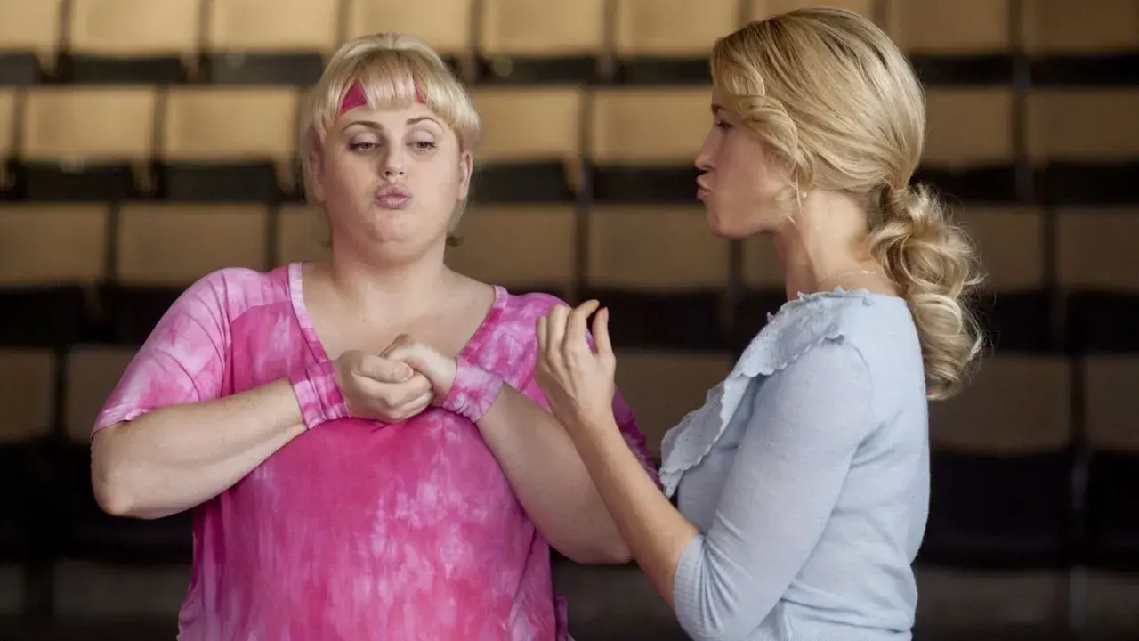 Pitch Perfect obsada: Rebel Wilson i Anna Kendrick ćwiczą wokalne miny.