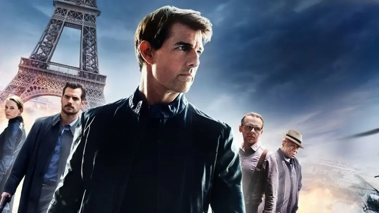Tom Cruise i reszta obsady Mission Impossible Fallout w Paryżu, z Wieżą Eiffla w tle.