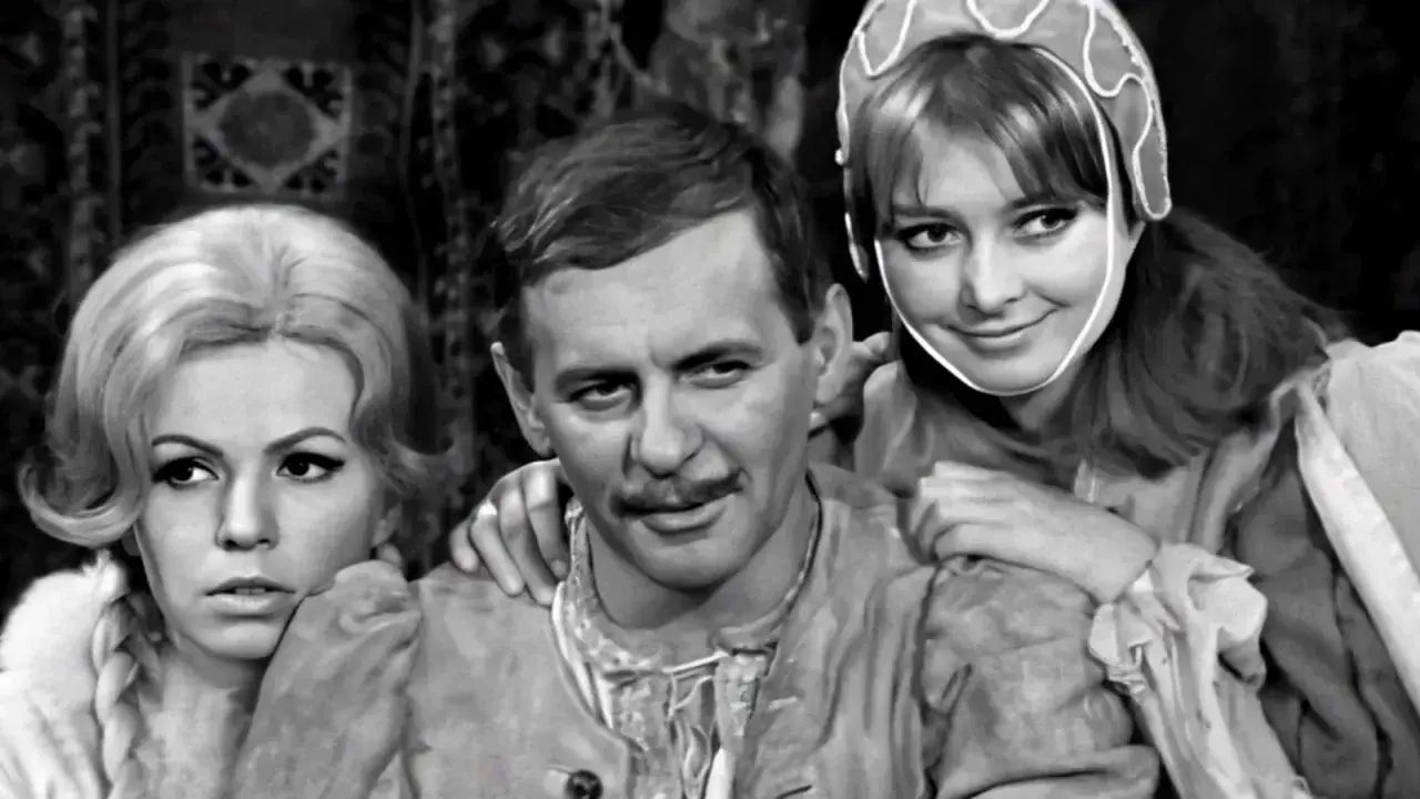 Pan Wołodyjowski obsada: Zbigniew Cybulski w otoczeniu dwóch kobiet, w scenie z filmu.