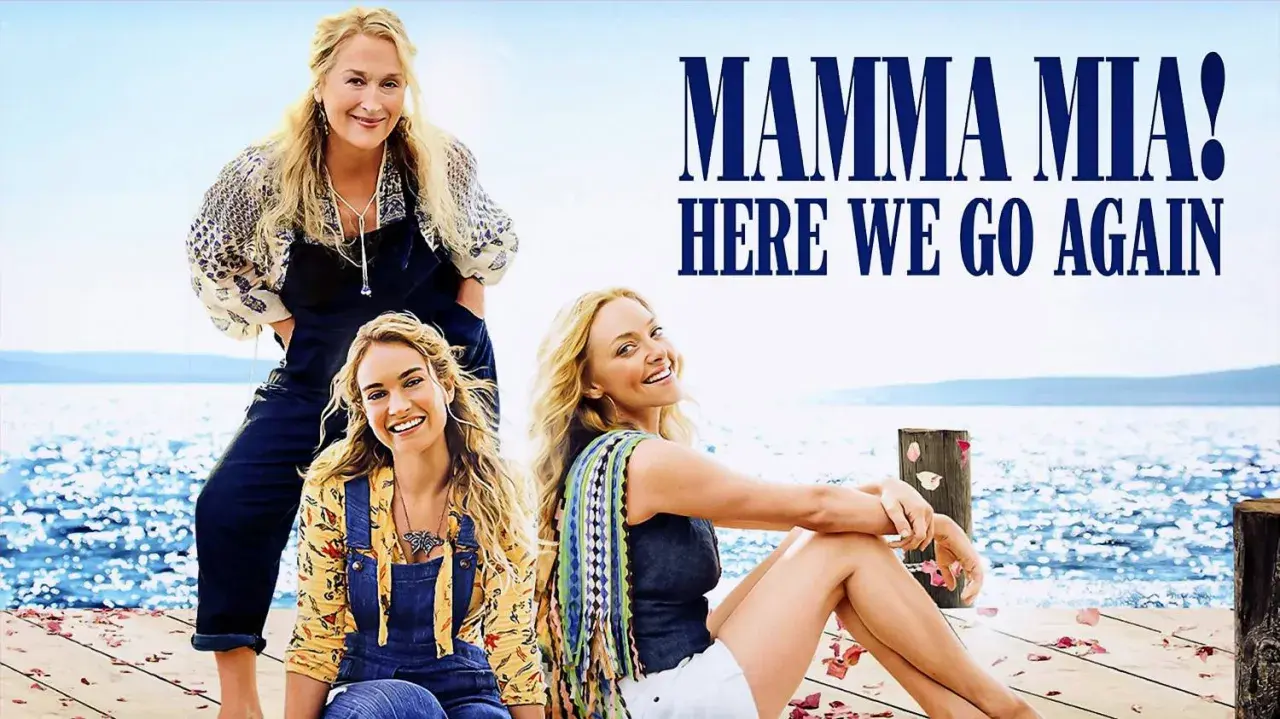 Mamma Mia! Here We Go Again obsada: Meryl Streep, Lily James i Amanda Seyfried na tle błękitnego morza.
