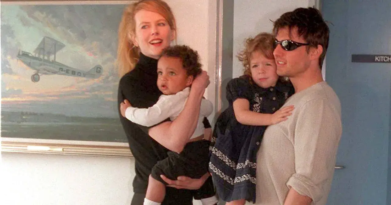 Nicole Kidman i Tom Cruise z dwójką dzieci. W tle obraz z samolotem.