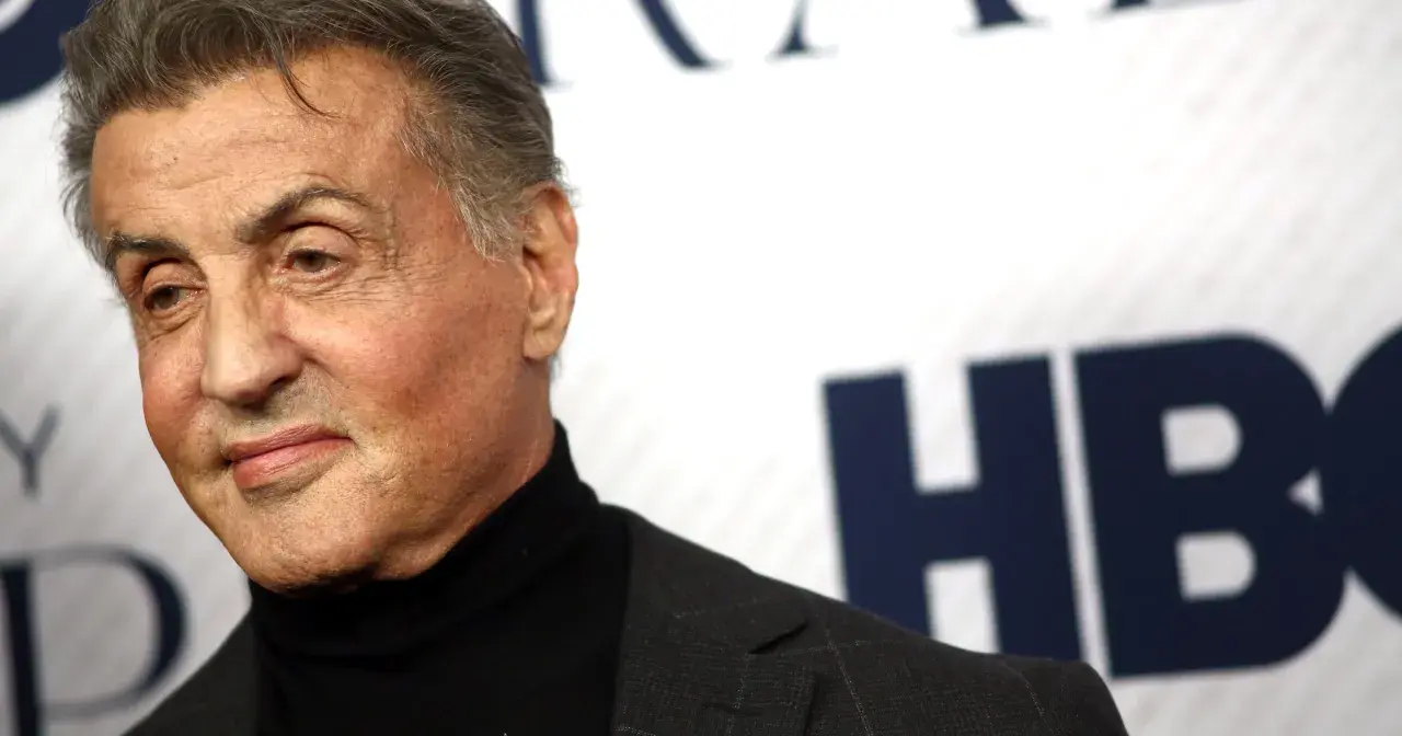 Sylvester Stallone, znany z ról twardzieli, w tym Rocky'ego. Ile lat ma Sylvester Stallone? Wiek aktora to 77 lat.