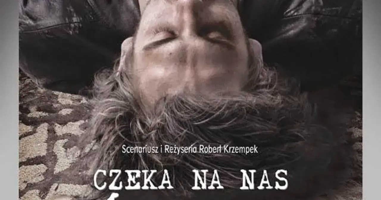 Mężczyzna leży z zamkniętymi oczami, jego twarz jest odwrócona. Napis