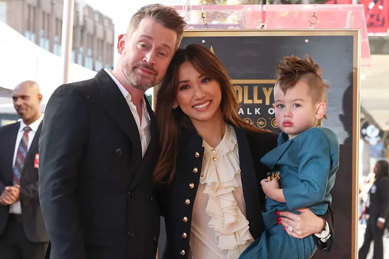 Macaulay Culkin żyje i świętuje z rodziną na Hollywood Walk of Fame.