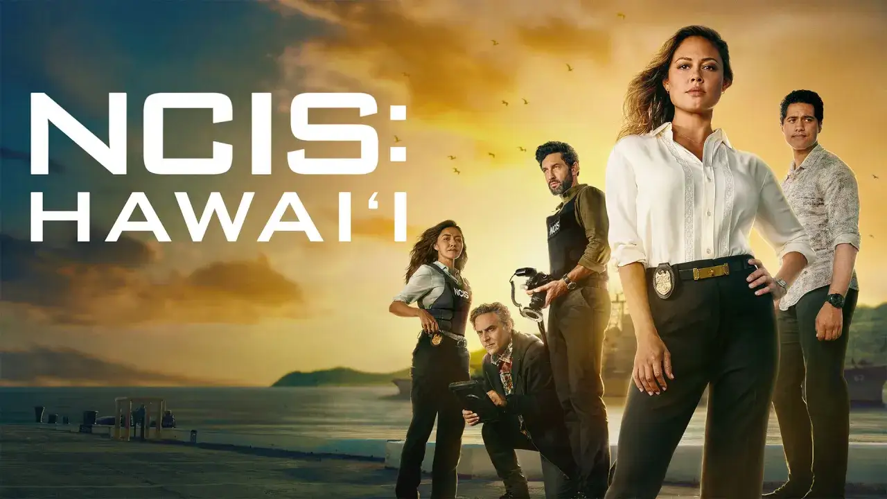 NCIS: Hawaiʻi obsada: zespół śledczy na tle zachodzącego słońca nad oceanem.