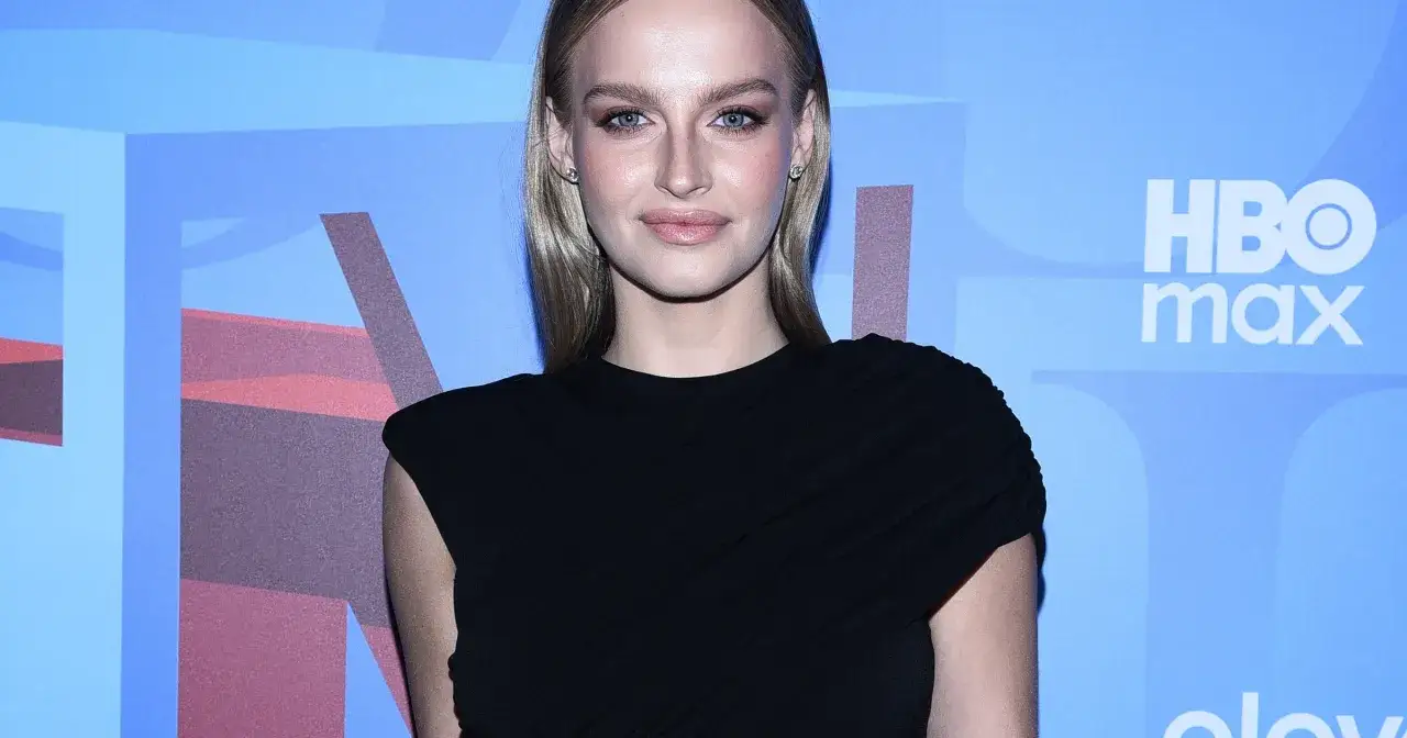 Karolina Pisarek, młoda gwiazda, pozuje na tle logo HBO Max. Ile lat ma Karolina Pisarek?
