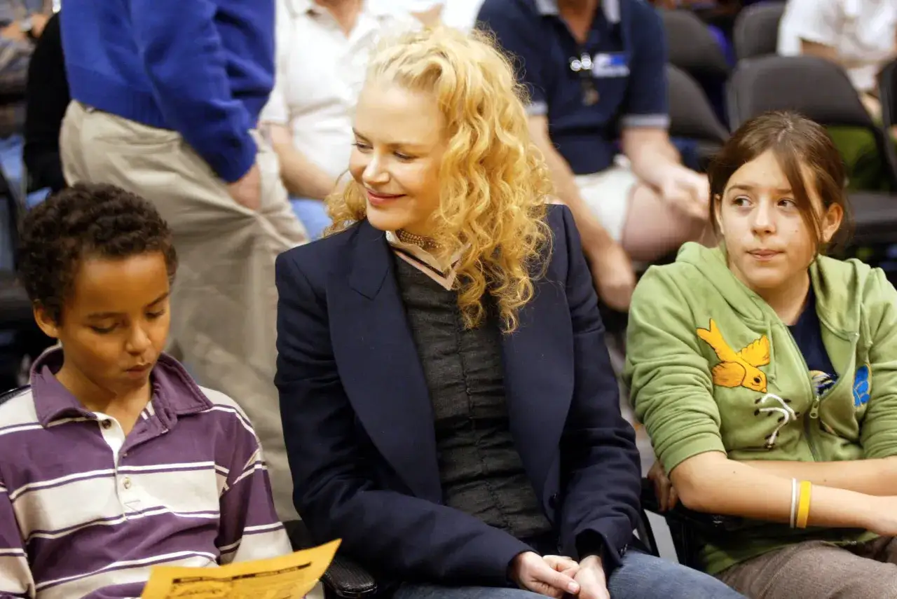 Nicole Kidman z dwójką dzieci, chłopcem i dziewczynką, siedzi na widowni.