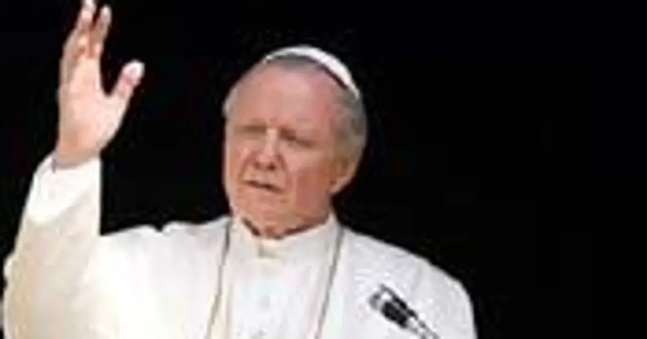 Aktor Jon Voight wcielił się w rolę papieża Jana Pawła II, błogosławiąc wiernych.