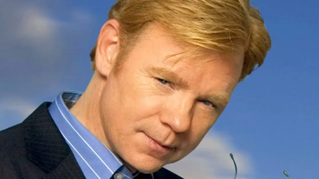 David Caruso jako Horatio Caine, gwiazda CSI Kryminalne zagadki Miami, rozwiązuje zagadki w słonecznym Miami.