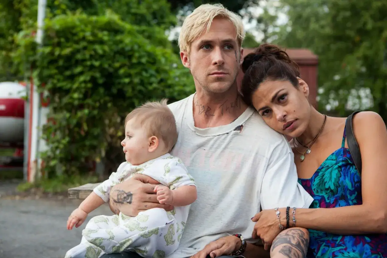 Ryan Gosling z dzieckiem i Evą Mendes. Czy Ryan Gosling ma dzieci? Tak, na zdjęciu widać jego rodzinę.