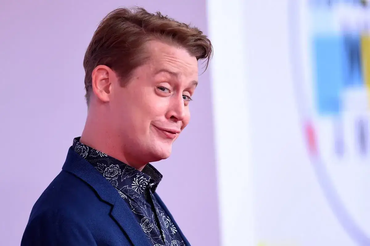 Macaulay Culkin, który grał Kevina samego w domu, w granatowej marynarce i wzorzystej koszuli.