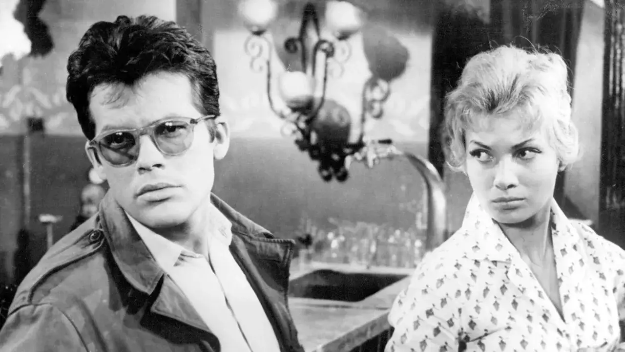 Popiół i diament obsada: Zbigniew Cybulski i Ewa Krzyżewska w kadrze z filmu.