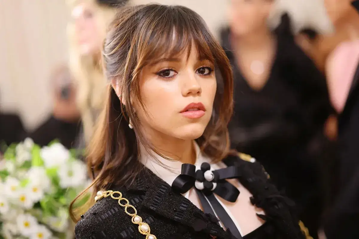 Jenna Ortega w eleganckiej stylizacji. Ciekawe, ile lat ma Jenna Ortega w 2025 roku?