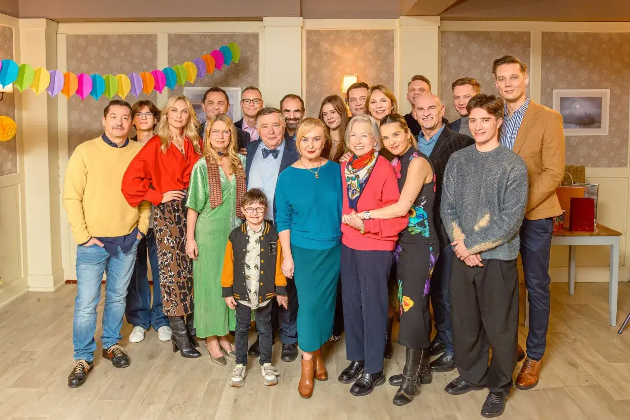 Wspólne zdjęcie obsady serialu