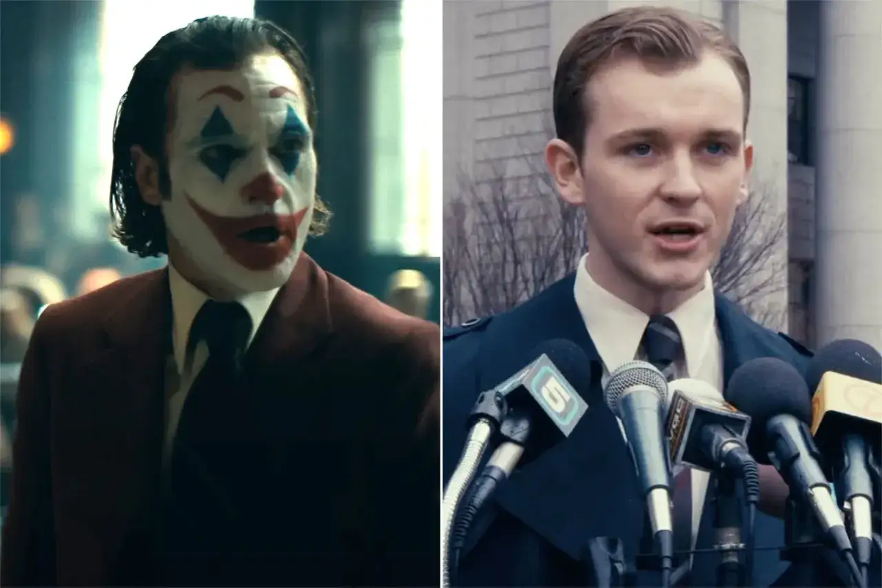 Joker: Folie à Deux obsada. Arthur Fleck w makijażu klauna obok młodego mężczyzny przemawiającego do mikrofonów.