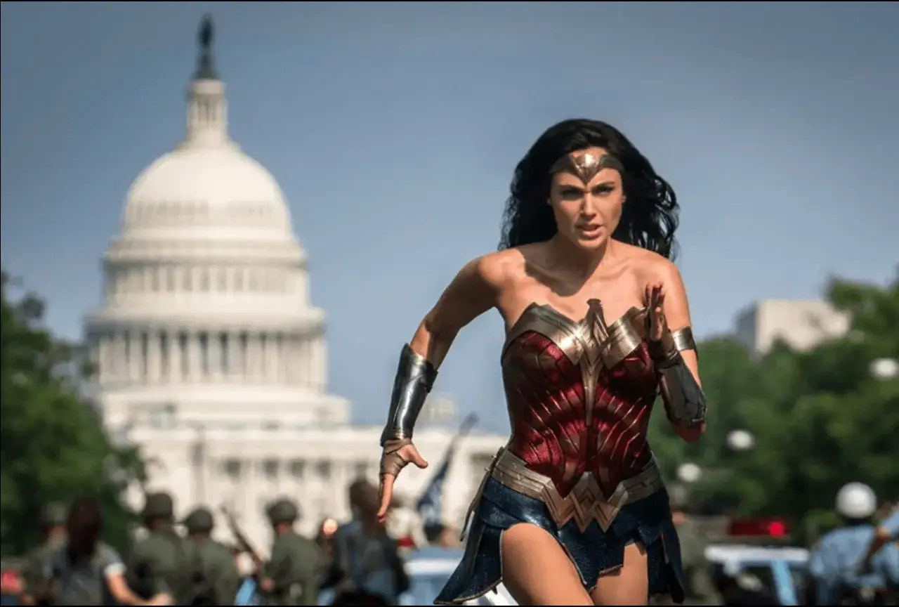 Gal Gadot w stroju Wonder Woman biegnie przed Kapitolem. To ikoniczna scena z obsady filmu.
