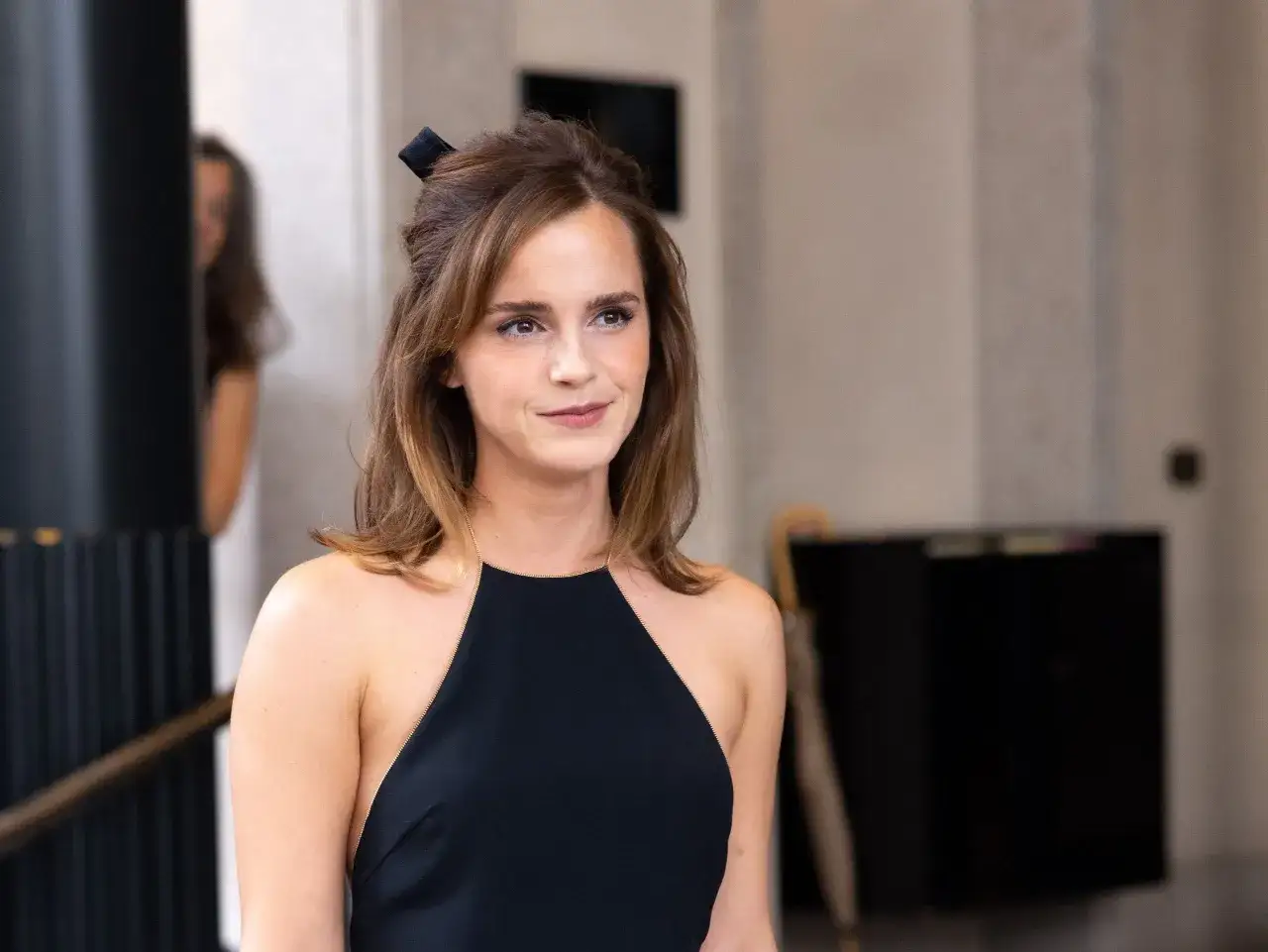 Emma Watson w czarnej sukience z wycięciami. Czy Emma Watson ma dzieci? Aktorka chroni swoją prywatność.