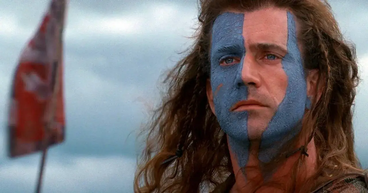 William Wallace (Mel Gibson) z filmu Braveheart Waleczne Serce, z niebieską farbą na twarzy, gotowy do walki.