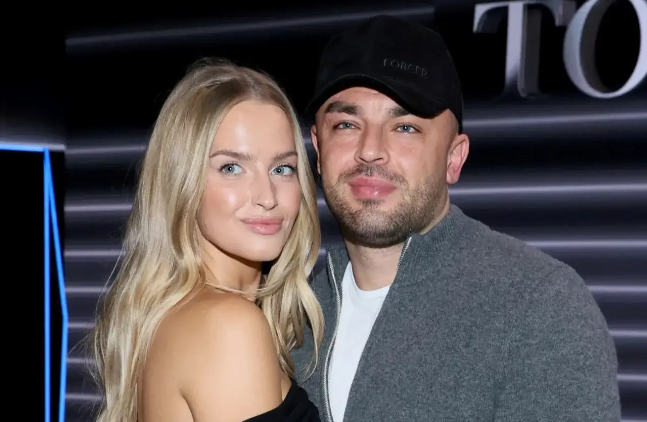 Karolina Pisarek i jej partner, choć nie znamy dokładnego wieku Karoliny Pisarek, wyglądają na szczęśliwą parę na tle nowoczesnej scenografii.