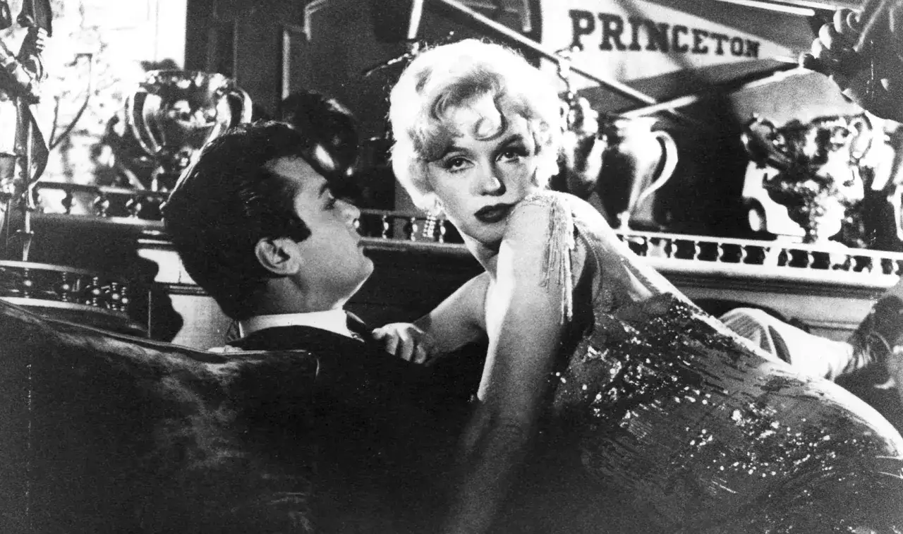 Marilyn Monroe i Tony Curtis w scenie z filmu