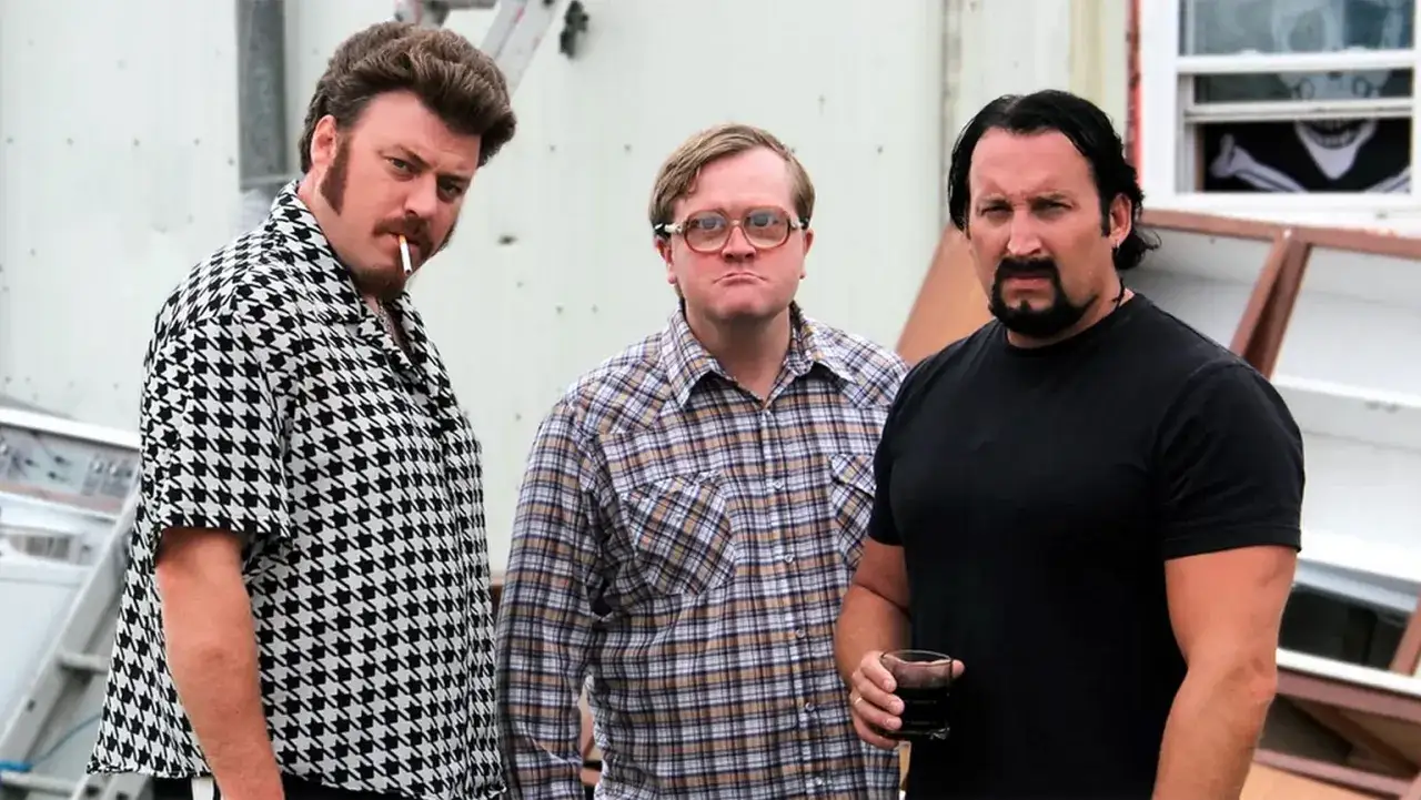 Chłopaki z baraków obsada: Ricky, Julian i Bubbles stoją razem. Julian trzyma drinka, a Ricky pali papierosa.