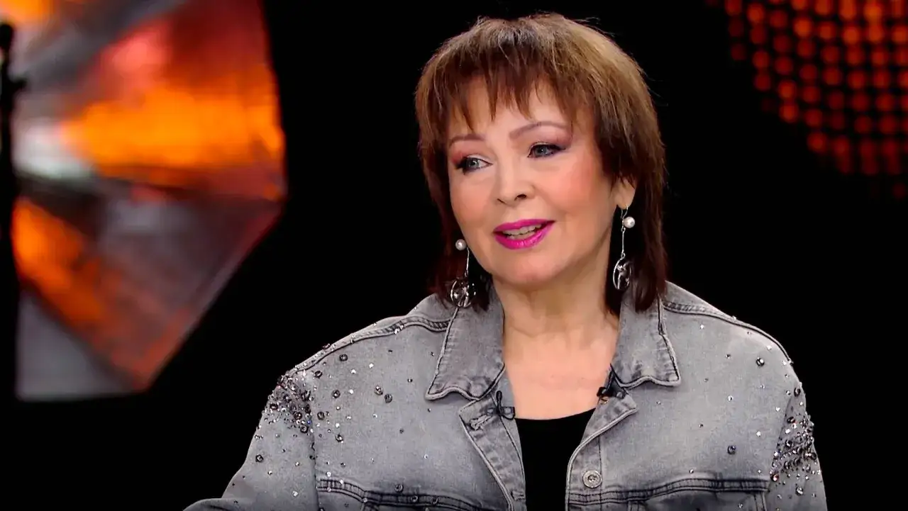 Izabela Trojanowska w jeansowej kurtce, z błyszczącymi aplikacjami. Wiele osób zastanawia się, ile lat ma Izabela Trojanowska, patrząc na jej energię.