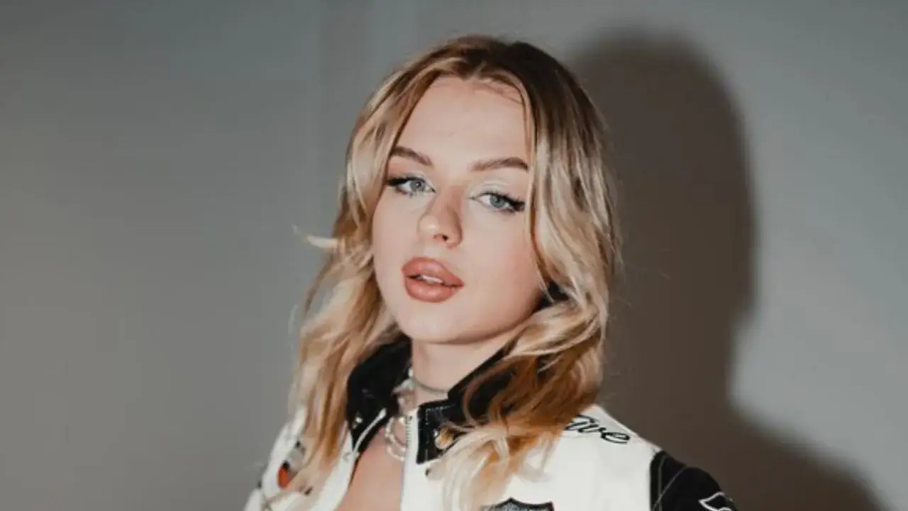 Młoda kobieta z blond włosami i niebieskimi oczami w kurtce. Fani zastanawiają się, ile lat ma Paulina Hornik.