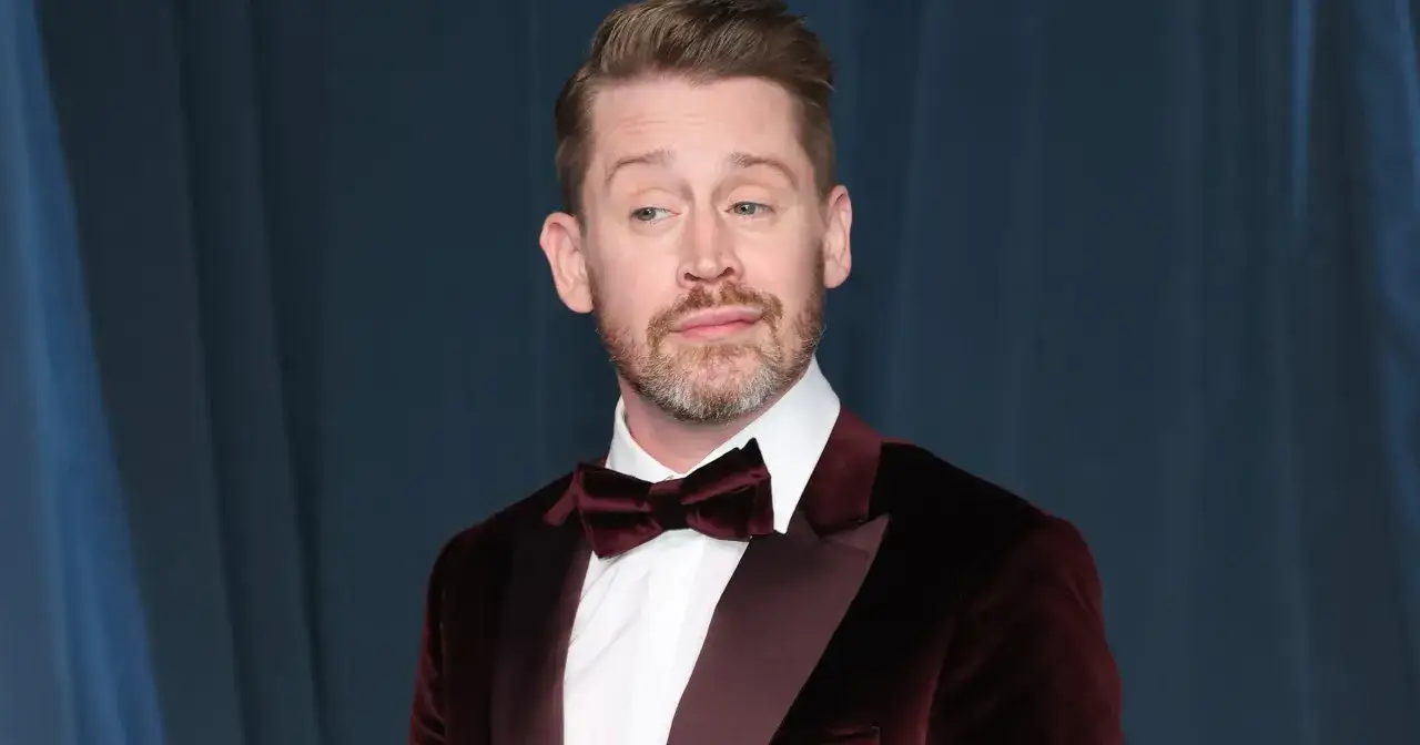 Macaulay Culkin, który grał Kevina samego w domu, w bordowym aksamitnym smokingu z muszką.
