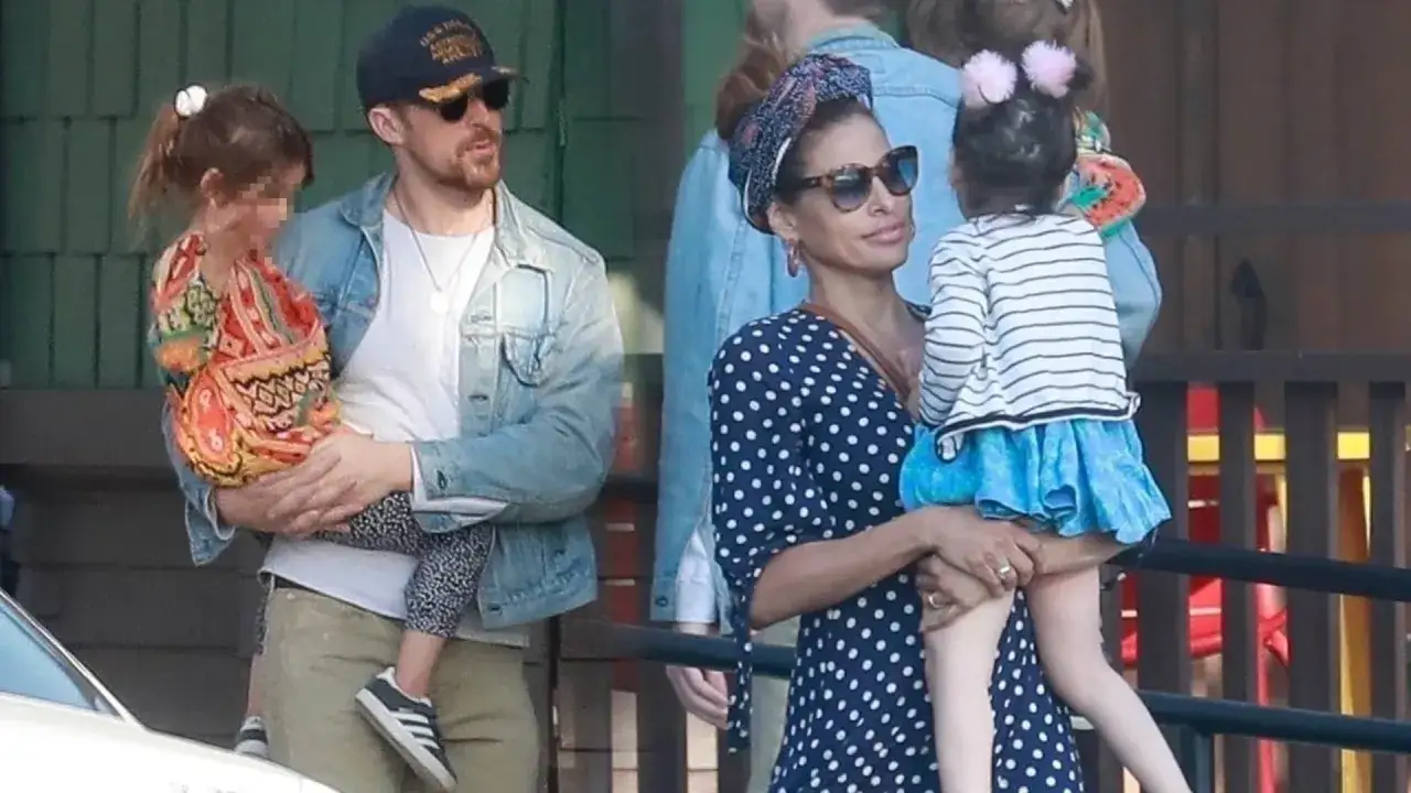 Ryan Gosling z córką w kolorowej sukience, obok Eva Mendes z drugą córką. To dowód, czy Ryan Gosling ma dzieci.